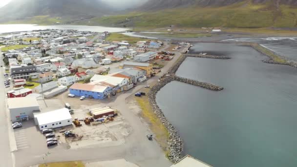Prachtig uitzicht vanuit de lucht op het Olafsfjordur landschap in het zomerseizoen, IJsland. — Stockvideo