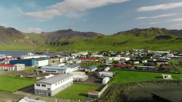 Vue aérienne du magnifique fjord du Grundar en saison estivale, Islande. — Video