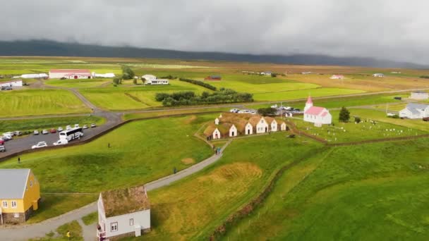 Vista aérea de Glaumbaer, Islandia. Glaumbaer, en el distrito de Skagafjordur en el norte de Islandia, es un museo con una granja de césped renovado y edificios de madera. — Vídeos de Stock