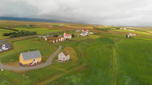 Вид с воздуха на Глаумбаер, Исландия. В районе Скагафьордур на севере Исландии находится музей с отреставрированной турфофермой и деревянными постройками. — стоковое видео