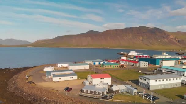Letecký pohled na krásné Grundar Fjord v letní sezóně, Island. — Stock video