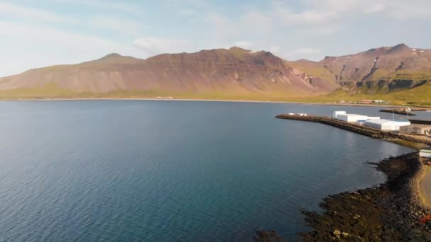 Vue aérienne du magnifique fjord du Grundar en saison estivale, Islande. — Video