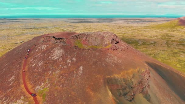 Saxholl Crater è un famoso vulcano islandese. Vista aerea nella stagione estiva da drone. — Video Stock