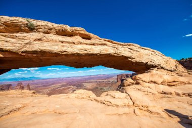 Utah, Canyonlands Ulusal Parkı 'nda mavi bir yaz gökyüzü altında ikonik Mesa Kemeri' nde panoramik manzara