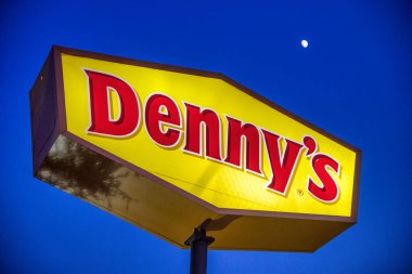 MOAB, UT - 22 Haziran 2018: Denny 's Food Lokantası giriş tabelası