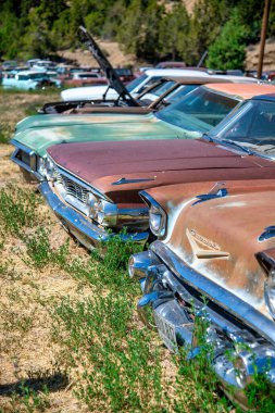 GLENSDALE, UT - 20 Haziran 2018: Mavi bir yaz gökyüzü altında paslı eski arabalar.