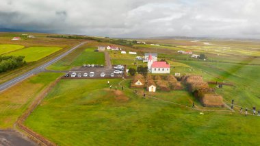 İzlanda, Glaumbaer 'in havadan görünüşü. Kuzey İzlanda 'nın Skagafjordur ilçesinde yer alan Glaumbaer, yenilenmiş bir çim çiftliği ve kereste binalarının yer aldığı bir müzedir.