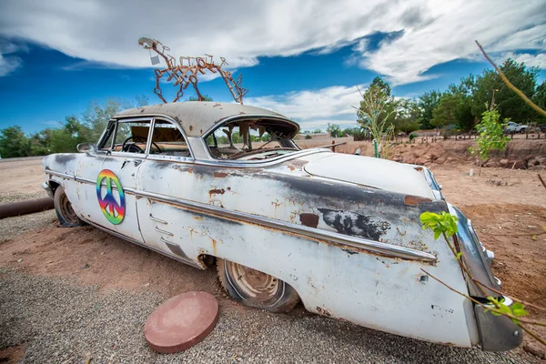 Hanksville Junho 2018 Carros Velhos Enferrujados Sob Céu Azul Verão — Fotografia de Stock