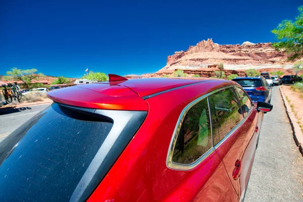 青空の下で赤い車とキャピトルリーフの岩 — ストック写真