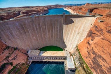 Powell Gölü ve Glen Canyon Barajı Arizona Çölü 'nde mavi bir yaz gökyüzünün altında