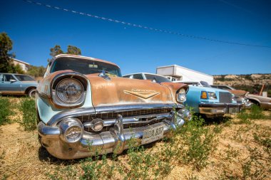 GLENSDALE, UT - 20 Haziran 2018: Mavi bir yaz gökyüzü altında paslı eski arabalar.