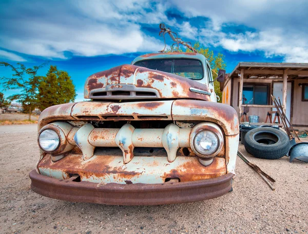 Vecchie Auto Arrugginite Sotto Cielo Blu Vecchi Veicoli Vintage — Foto Stock