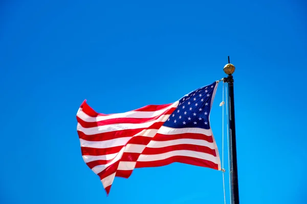 Prachtige Amerikaanse Vlag Onder Een Blauwe Lucht Usa — Stockfoto