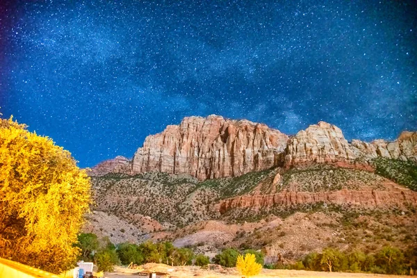 Noite Estrelada Sobre Zion National Park Mountains — Fotografia de Stock
