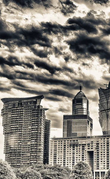 中国澳门在阴天的摩天大楼和赌场 — 图库照片