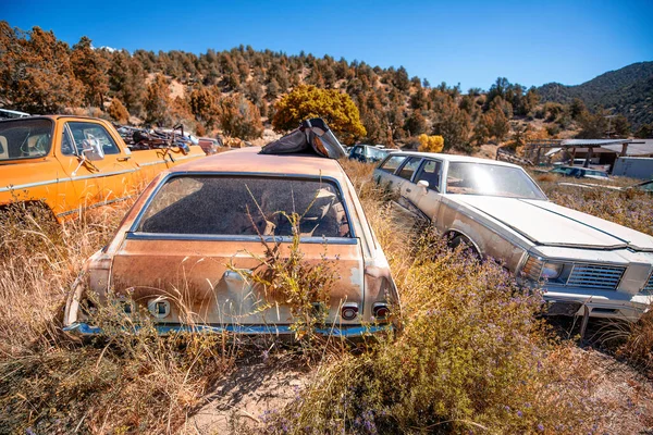Rusty Stará Auta Pod Modrou Oblohou Staré Vinobraní Vozidel — Stock fotografie