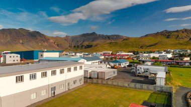 Yaz mevsiminde güzel Grundar Fjord 'un hava manzarası, İzlanda