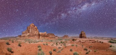 Kaya oluşumları üzerine yıldızlı bir gece, Arches Ulusal Parkı, Utah - ABD
