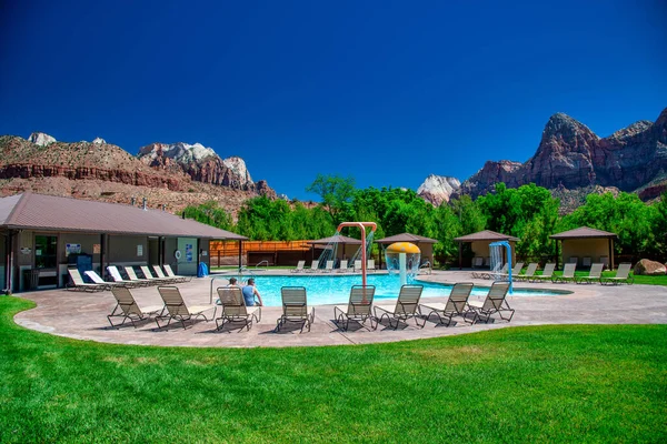 Zion National Park June 2018 Tourists Enjoy Resort Pool Blue — Stock Photo, Image