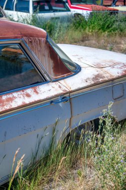 GLENSDALE, UT - 20 Haziran 2018: Mavi bir yaz gökyüzü altında paslı eski arabalar.