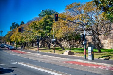 BONDI BEACH, AUSTRALYA - 18 Ağustos 2018: Deniz kenarındaki şehir sokakları güneşli bir günde