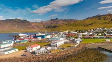 Yaz mevsiminde güzel Grundar Fjord 'un hava manzarası, İzlanda