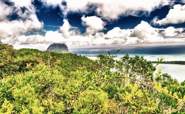 Vue Aérienne Plage Montagne Morne Par Une Journée Ensoleillée — Photo