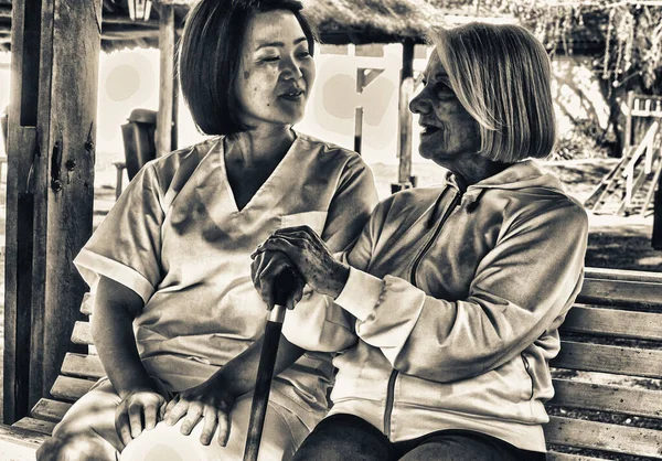 Medico Asiatico Che Parla Con Anziana Donna Pensione Con Bastone — Foto Stock