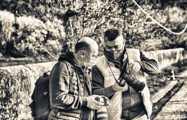 Dos Fotógrafos Masculinos Caucásicos Revisando Imágenes Las Cámaras — Foto de Stock