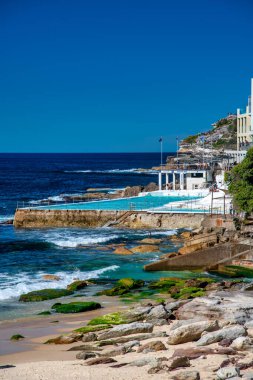 BONDI BEACH, AUSTRALYA - 18 Ağustos 2018: Güneşli bir günde güzel sahil ve sahil