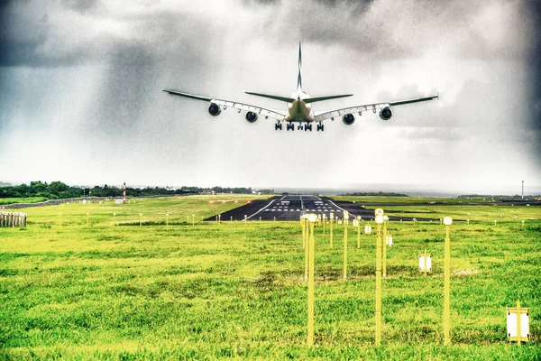Самолёт Приземляется Взлетно Посадочной Полосе Аэропорта Закате Окрестностями — стоковое фото