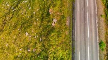 Yaz mevsiminde güzel Grundar Fjord boyunca uzanan yol manzarası, İzlanda