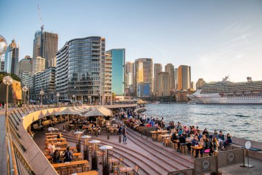 SYDNEY, AUSTRALYA - 20 Ağustos 2018: Günbatımında Sydney Limanı Köprüsü