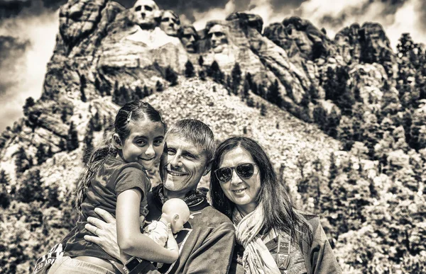 Ευτυχισμένη Οικογένεια Που Επισκέπτεται Βουνό Ράσμορ Τουριστικό Αξιοθέατο — Φωτογραφία Αρχείου