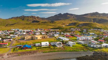 Yaz mevsiminde güzel Grundar Fjord 'un hava manzarası, İzlanda