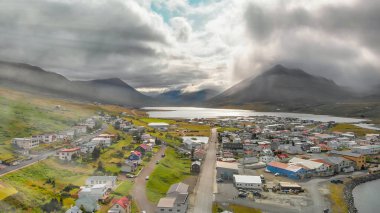 Yaz mevsiminde Olafsfjordur manzarasının güzel hava manzarası, İzlanda