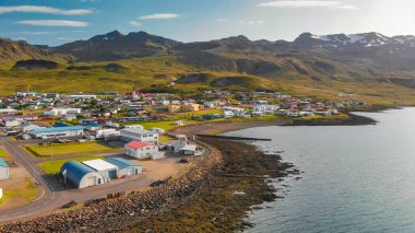 Yaz mevsiminde güzel Grundar Fjord 'un hava manzarası, İzlanda