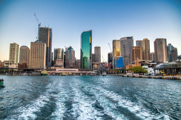 Сідней Австралія Серпня 2018 Міські Будівлі Хмарочоси Човна Перетинає Сіднейську — стокове фото