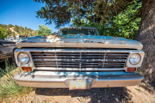 Glensdale Ιουνιου 2018 Σκουριασμένα Παλιά Αυτοκίνητα Κάτω Από Έναν Γαλάζιο — Φωτογραφία Αρχείου