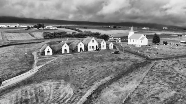 冰岛Glaumbaer的空中景观 位于冰岛北部Skagafjordur区的Glaumbaer是一座博物馆 其特色是经过整修的草场和木结构 — 图库照片