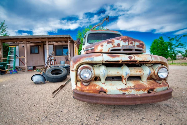 Hanksville Juni 2018 Roestige Oude Auto Onder Een Blauwe Zomerhemel — Stockfoto