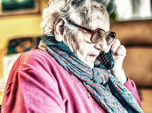 Donna Anziana Con Gli Occhiali Guardando Telefono Cellulare Casa — Foto Stock