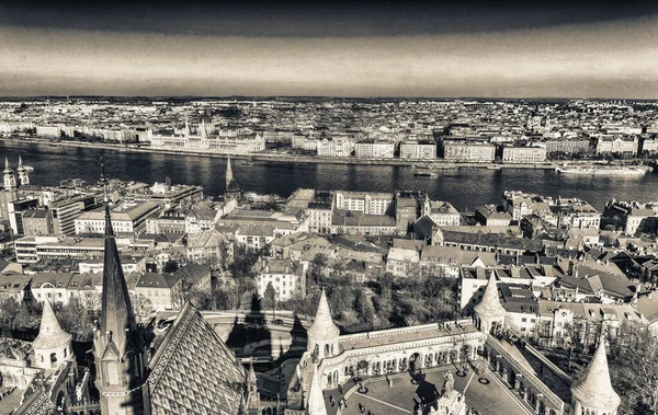 布达佩斯的圣马蒂亚斯教堂和布达佩斯空中天际线 — 图库照片