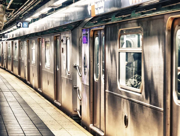 Acelerando Tren Estación Metro Manhattan —  Fotos de Stock