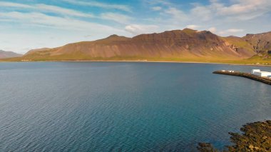 Yaz mevsiminde güzel Grundar Fjord 'un hava manzarası, İzlanda