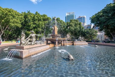 SYDNEY, AUSTRALYA - 19 Ağustos 2018: Archibald Fountain Hyde Park 'ta önemli bir turistik ilgi odağı