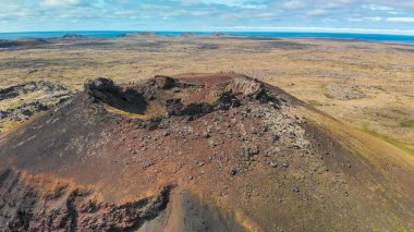Saxholl Krateri İzlanda 'da ünlü bir volkandır. Yaz mevsiminde İHA 'dan hava görüntüsü