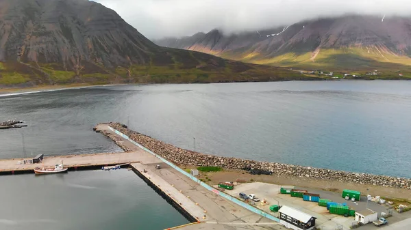 Yaz mevsiminde Olafsfjordur manzarasının güzel hava manzarası, İzlanda