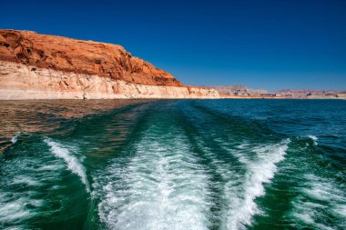 Powell Gölü boyunca dolaşın. Glen Canyon Ulusal Eğlence Bölgesi, Arizona 'daki bir tekneden dar ve kayalık bir kanyon manzarası..
