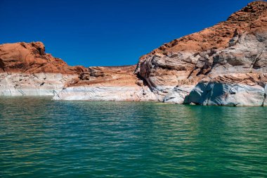 Powell Gölü boyunca dolaşın. Glen Canyon Ulusal Eğlence Bölgesi, Arizona 'daki bir tekneden dar ve kayalık bir kanyon manzarası..
